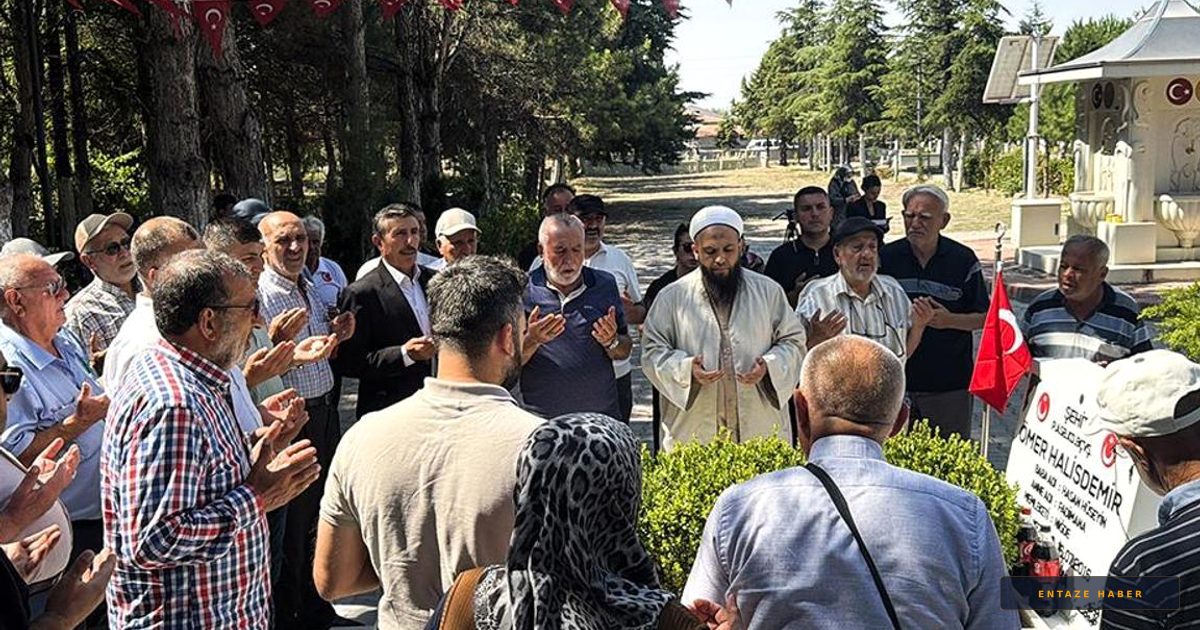 15 Temmuz'un Sembol İsmi Ömer Halisdemir'in Kabrinde Duygusal Anlar: Vatandaşlar Akın Ediyor