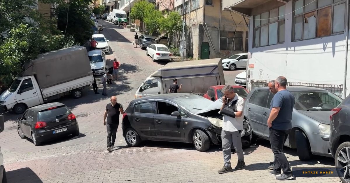 Kağıthane'de Korku Dolu Anlar: Yokuş Aşağı Kayan Otomobil 3 Araca Çarptı