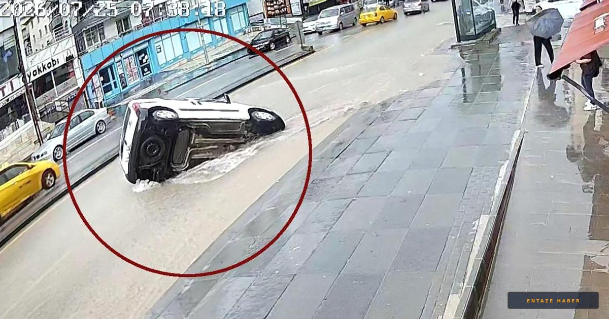 Başkentte Felaket: Sağanak Yağış Yolu Yuttu, Araç Çukura Gömüldü