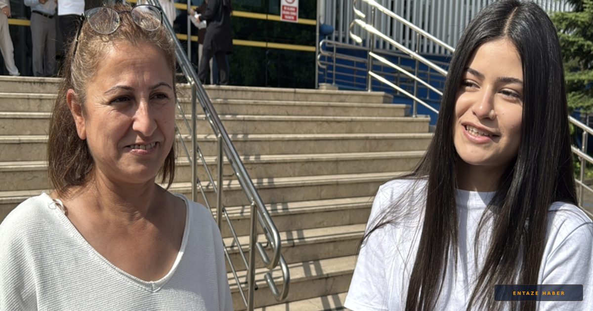 Karabük'te Sıra Dışı Sınav Heyecanı: Anne ve Kızı Aynı Okulda Ter Döktü
