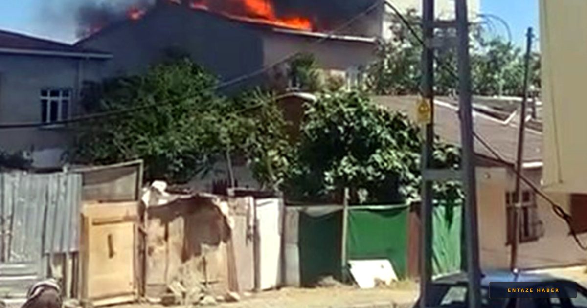 Avcılar’da Korkutan Çatı Yangını: Gökyüzü Siyah Dumanlara Teslim Oldu