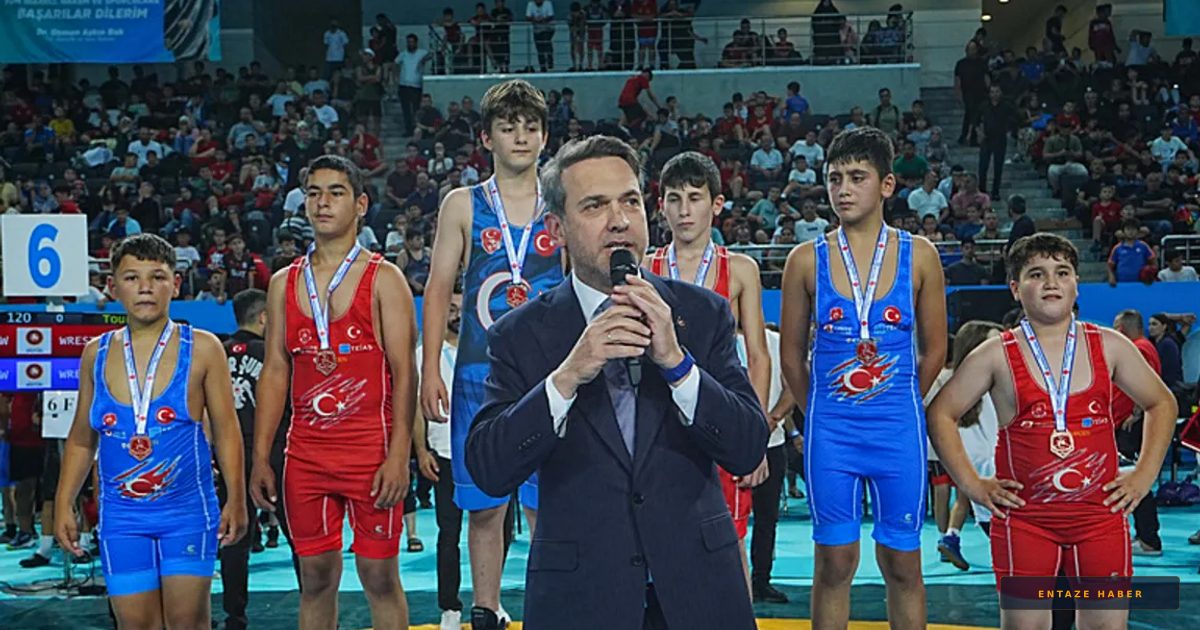 Bakan Bayraktar Minik Pehlivanların Mücadelesine Destek İçin Minder Kenarındaydı
