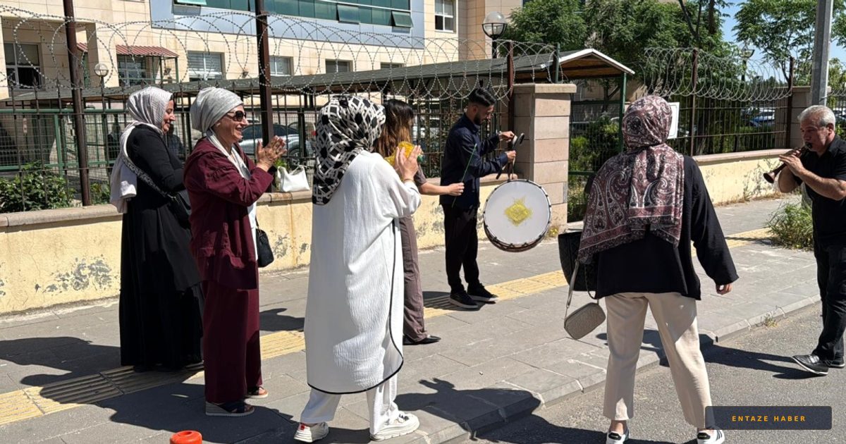 Diyarbakır’da Boşanma Davası Sonrası Adliye Önünde Sıra Dışı Düello: Davul Zurna mı, Bağlama mı?