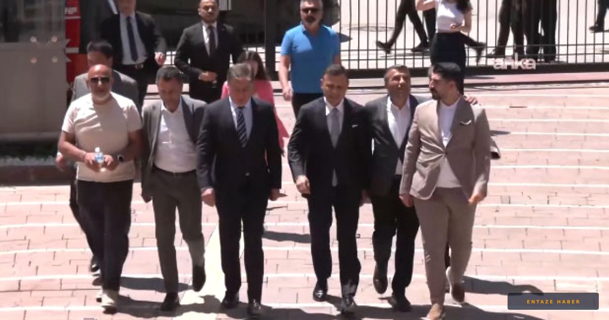 CHP'de Büyük Çatlak: 74 İl Başkanı Genel Merkez Kapısında, Kurultay İçin 833 İmza Teslim Edildi