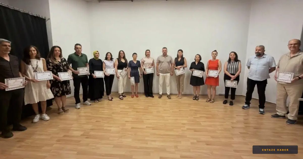 Bornova'daki Ödül Töreninde 'Sendika' Krizi: Devletin Belgesini Sendika Temsilcisi Dağıttı!