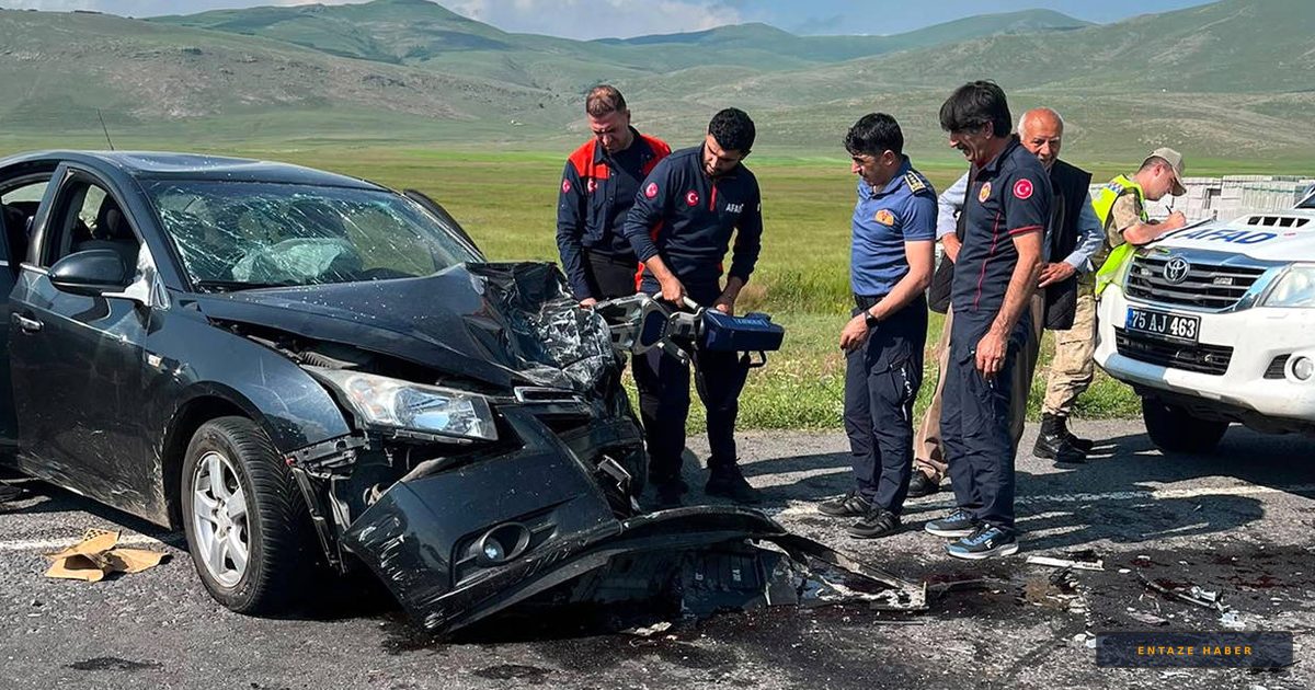 Ardahan'da Can Pazarı: Minibüs ve Otomobil Çarpıştı, 7 Yaralı