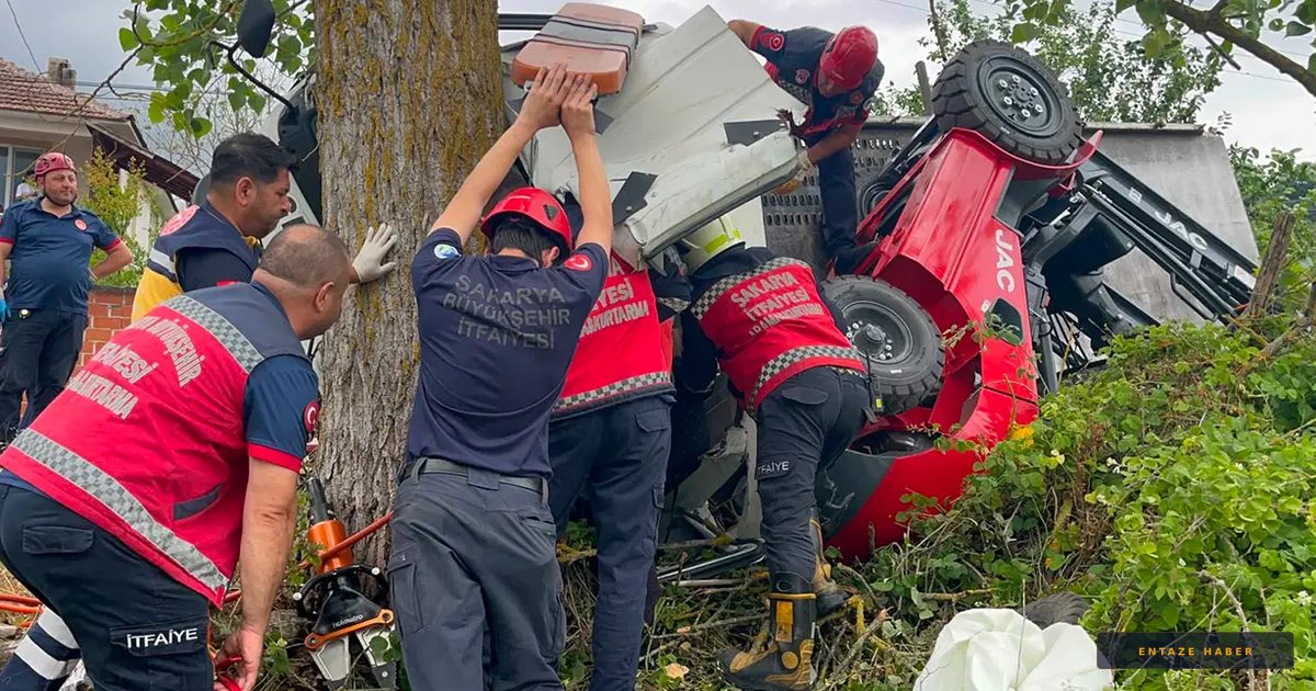 Sakarya’da Korkunç Kaza: Forklift Yüklü Vinçli Kamyonet Devrildi, Sürücü Kabinde Mahsur Kaldı
