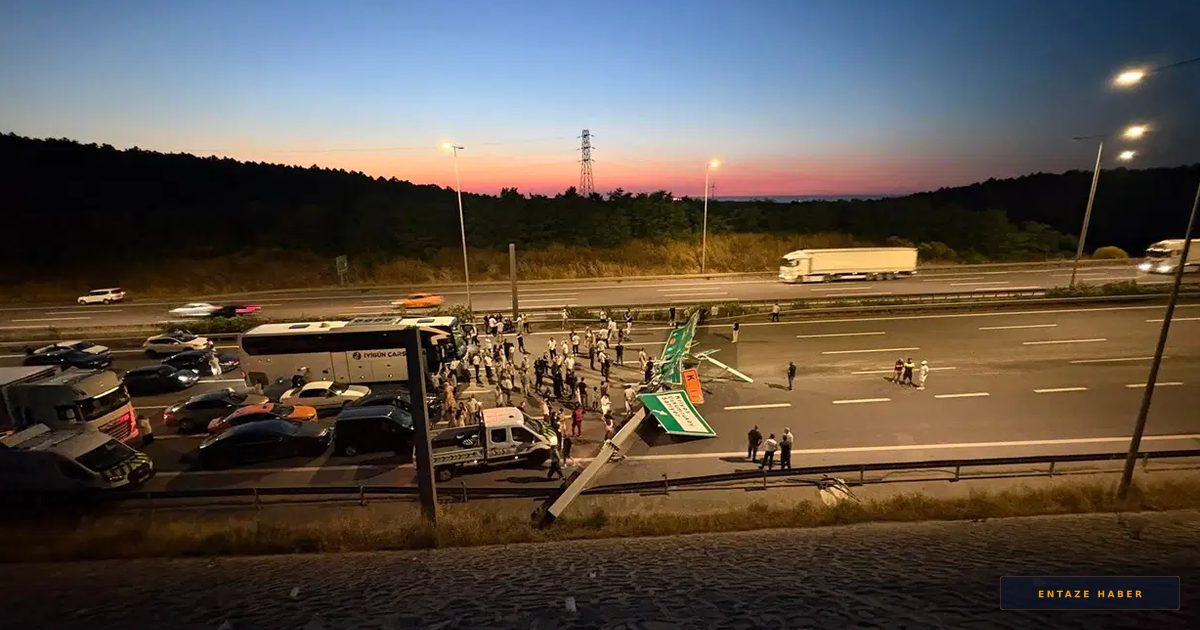 Kuzey Marmara Otoyolu'nda Dehşet Anları: Hafriyat Kamyonu Tabelayı Devirdi, Ulaşım Durdu