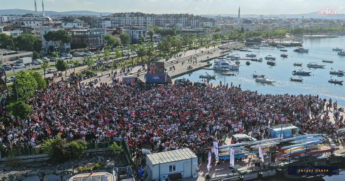 İstanbul'da Milli Maç Coşkusu: Dev Ekranlarda Tek Yürek Oldular
