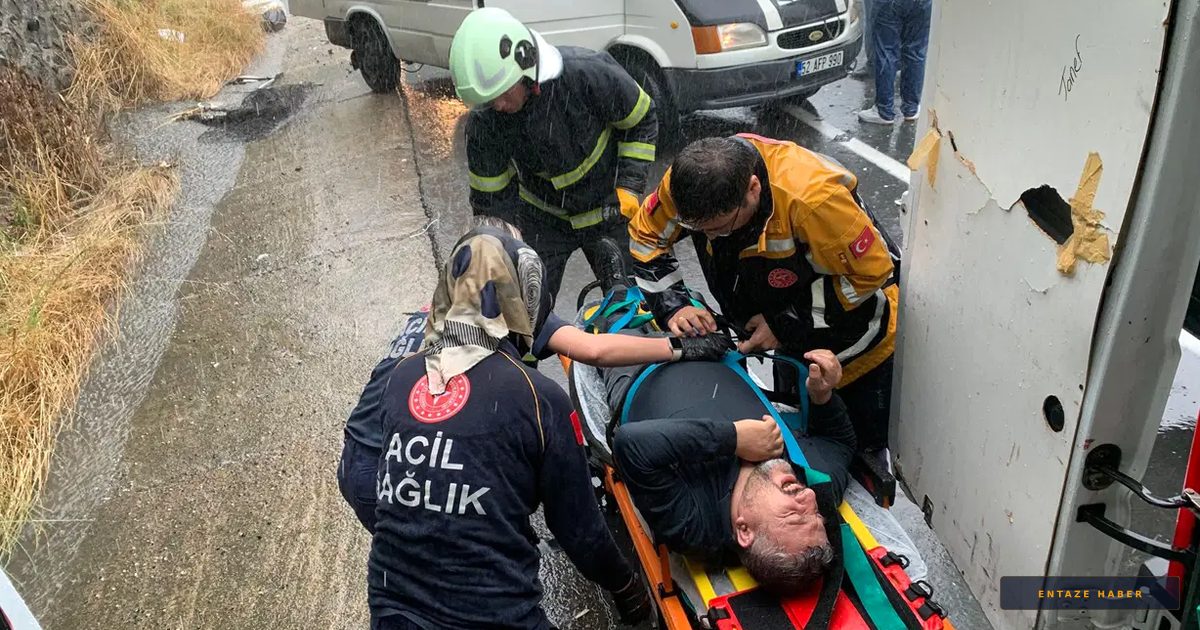 Ordu'da Zincirleme Facia: Yardım İçin Duran Minibüse Otomobil Daldı, 7 Yaralı