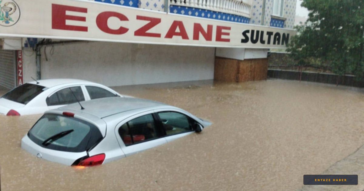 Kırşehir'de Felaket: Şiddetli Sağanak 15 Aracı Yuttu, 20 İş Yerini Su Bastı