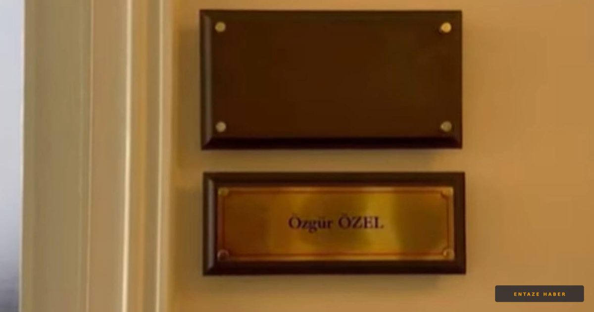 Meclis’te Beklenmedik Değişim: Özgür Özel’in Odasından CHP Tabelası Söküldü