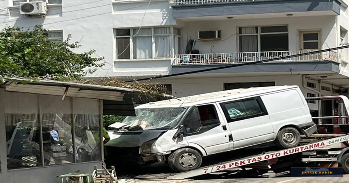 Osmaniye'de Dehşet Anları: Kontrolden Çıkan Minibüs Kıraathaneye Girdi