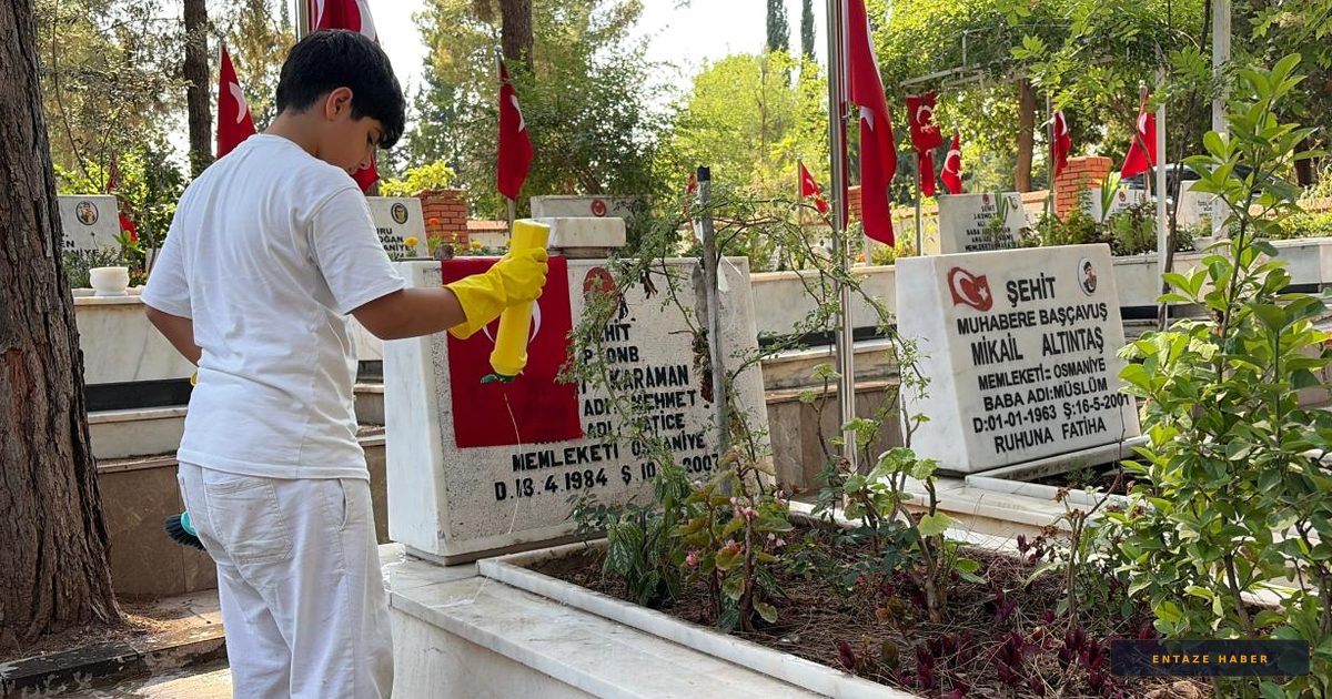 Osmaniyeli 10 Yaşındaki Abdullah'ın İyilik Hareketi: Oyuncaklarını Satıp Şehitlikleri Temizliyor