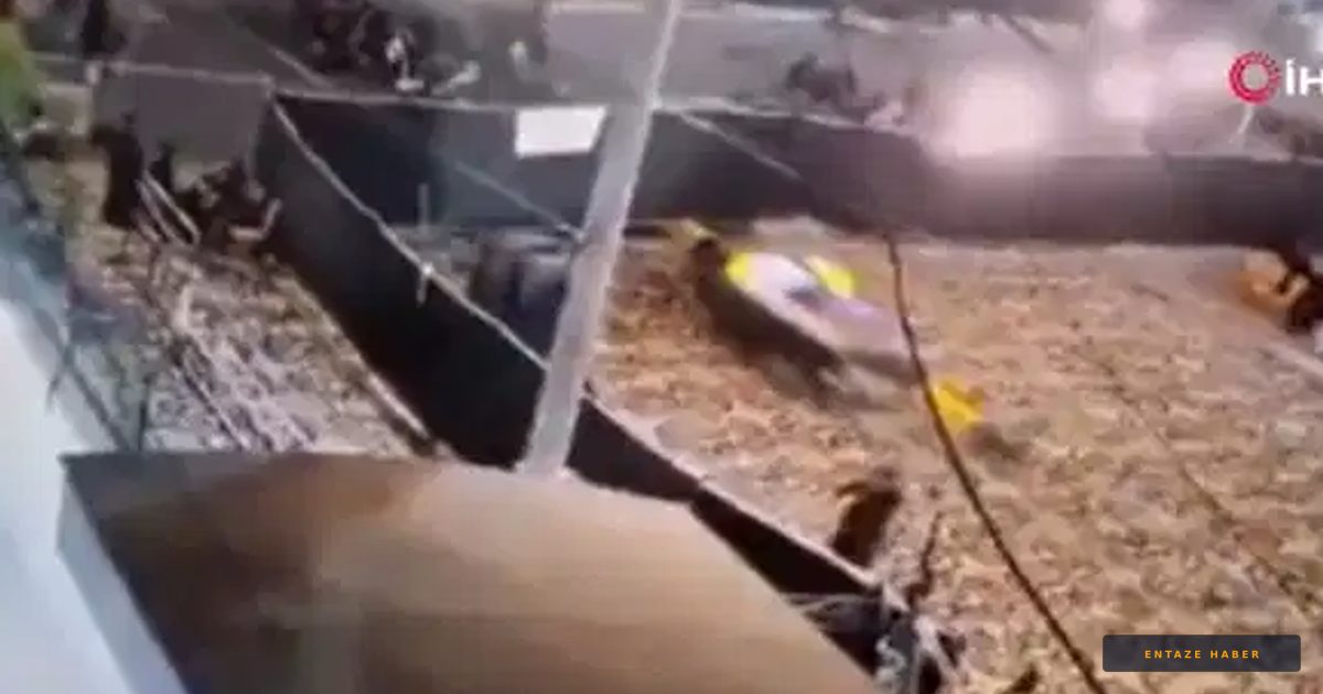 Karaçi'de Faciaya Dönüşen Kaza: Camideki Toplantıya Dalınan Araç Can Aldı