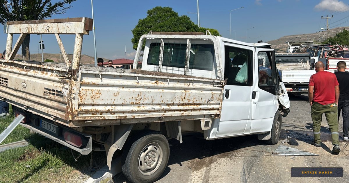 Sivas'ta Kıl Payı Kurtuluş: Havalimanı Kavşağında Feci Kaza