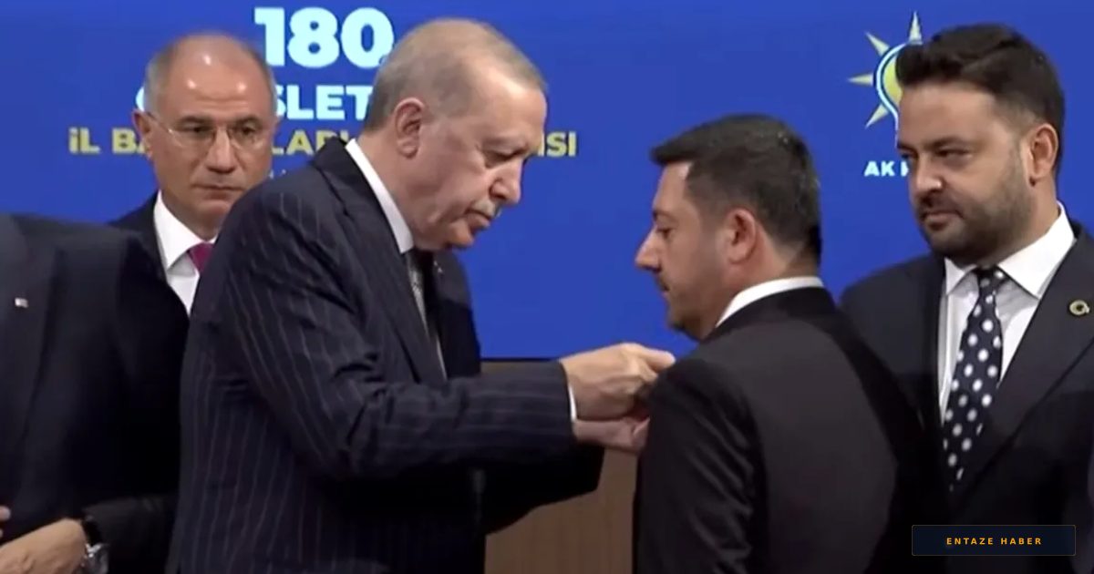 AK Parti'de Büyük Transfer: Üç Belediye Başkanı Rozetlerini Erdoğan'ın Elinden Aldı