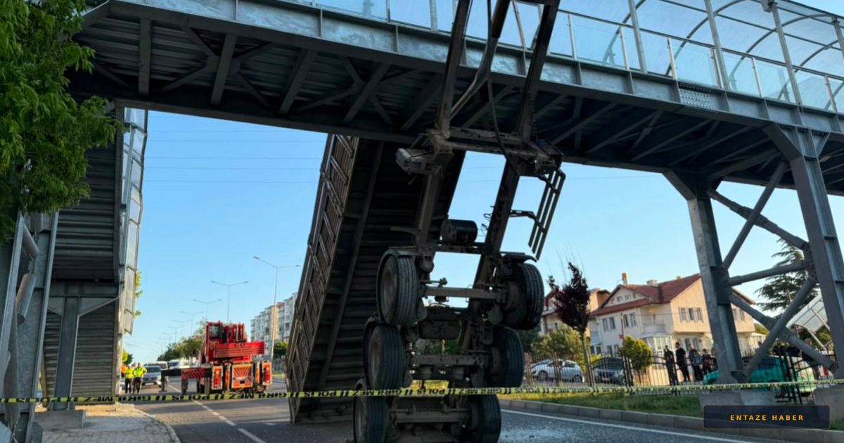 Yozgat'ta Korkunç Kaza: Tırın Damperi Üst Geçide Saplandı